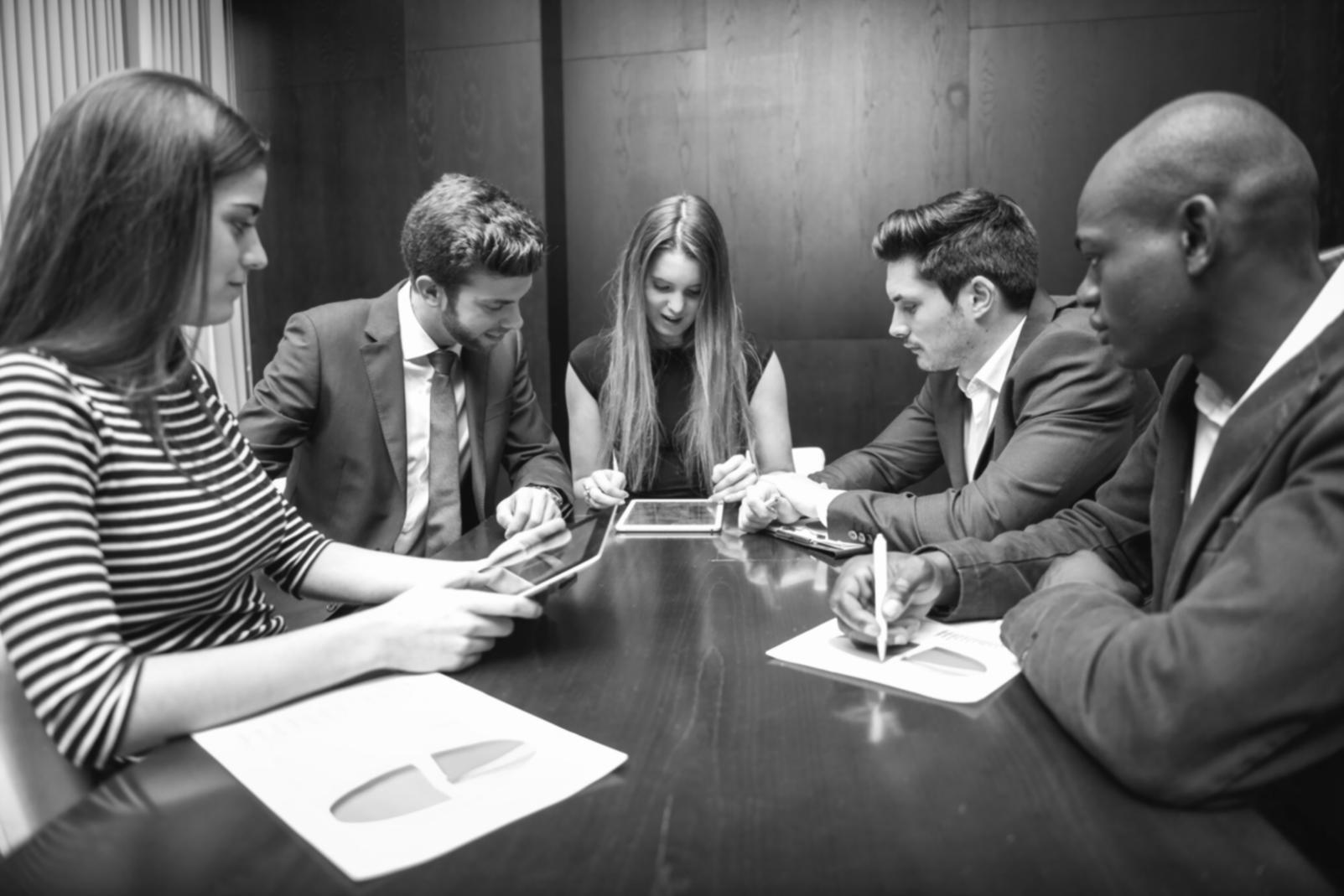 Análisis financiero con gráficos y datos