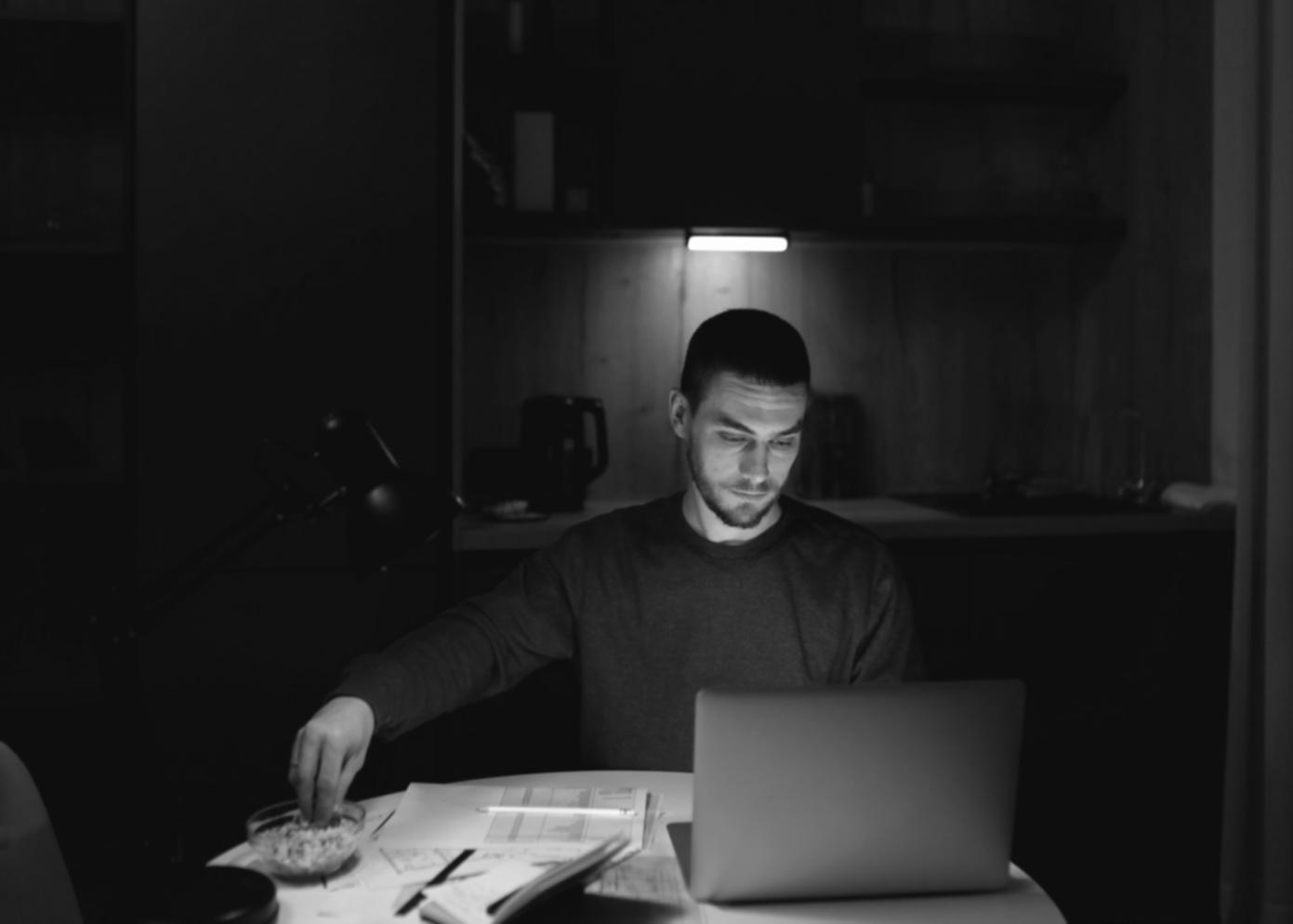 Personas trabajando en planificación financiera con documentos y calculadora