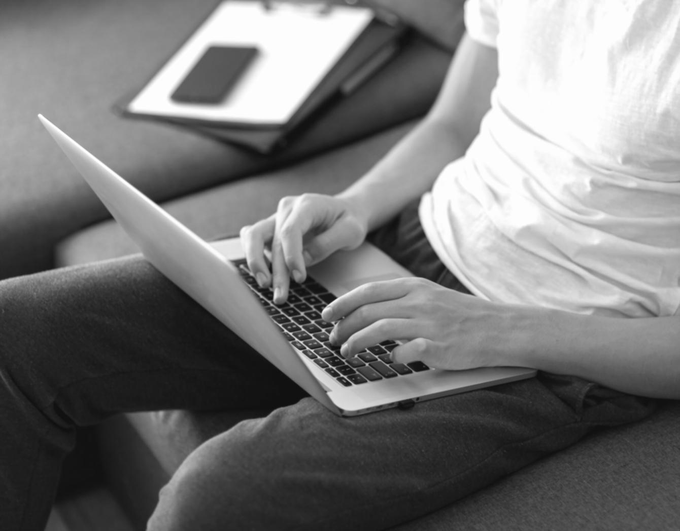 Estudiantes trabajando en ejercicios de planificación presupuestaria